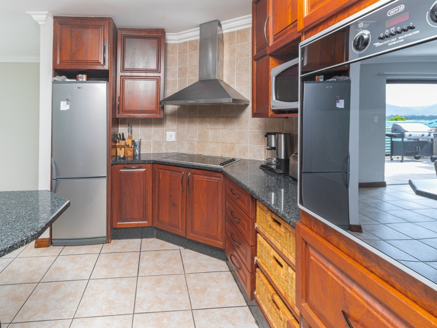 5 Bedroom Property for Sale in Caribbean Beach Club North West